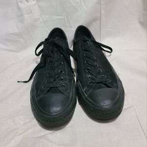 Black low top converse